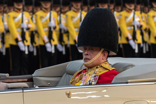 C'est le roi le plus riche du monde&nbsp;: il poss&egrave;de 17&nbsp;000&nbsp;maisons, 300&nbsp;voitures, 38&nbsp;jets priv&eacute;s et 52&nbsp;yachts de luxe