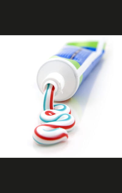 Il met du dentifrice un peu partout