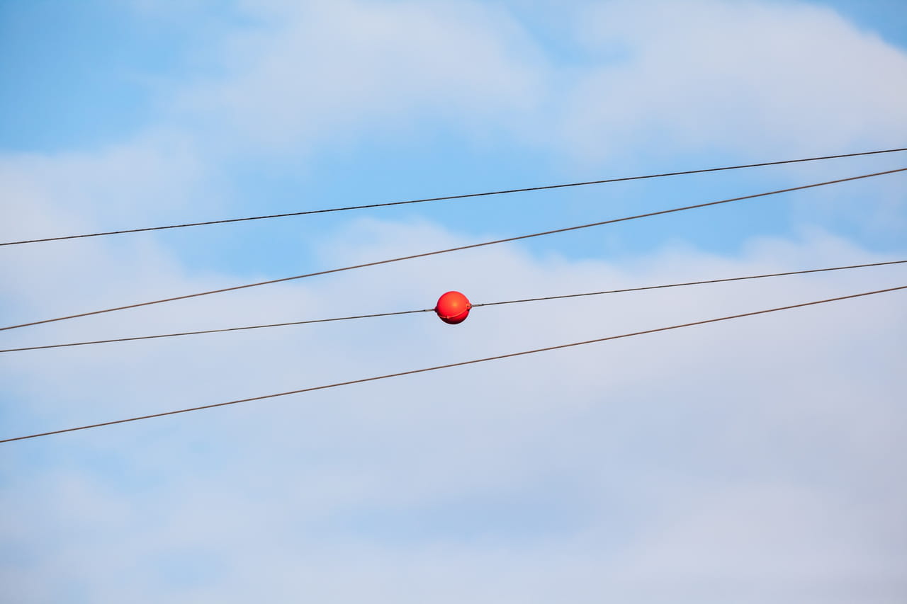 Pourquoi y a-t-il des boules rouges présentes sur les lignes électriques à haute tension ?