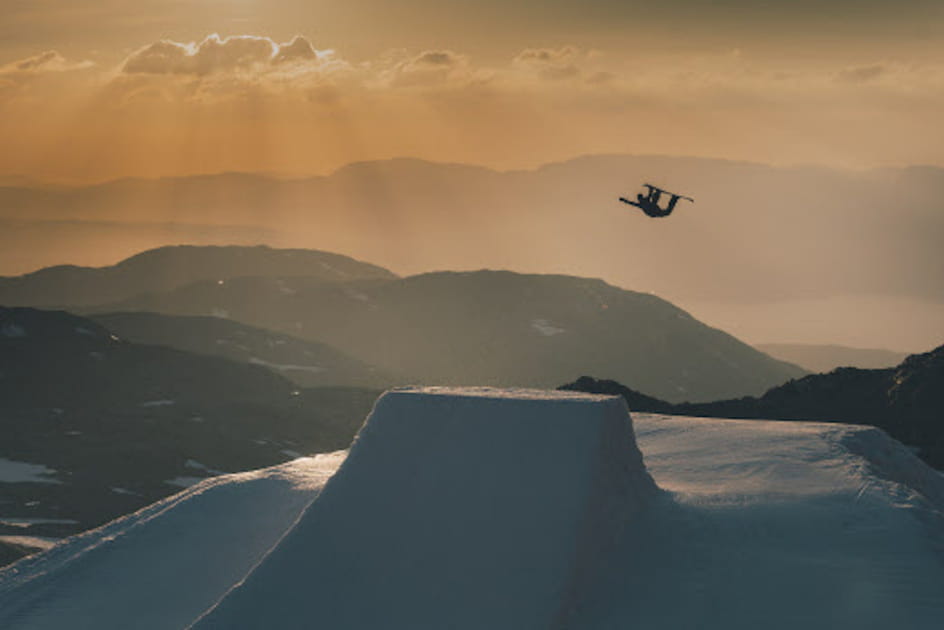 Snowboarder au soleil couchant