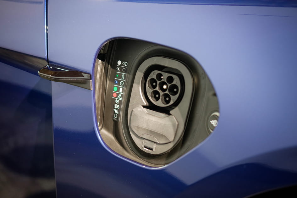 Une prise qui se r&eacute;tracte &agrave; l'int&eacute;rieur de la carrosserie