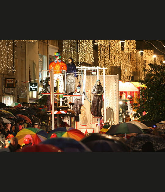 Trente chars pour un cort&egrave;ge color&eacute;