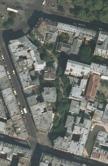 la demeure se trouve dans une allée calme, à deux pas du bouillant quartier de