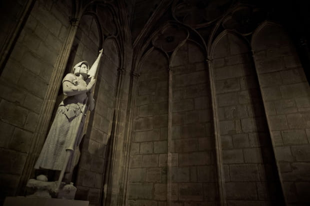 Jeanne d'Arc en prière dans Notre-Dame