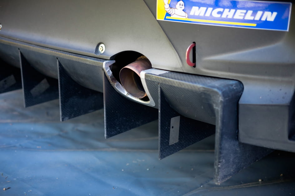 Un seul pot d'&eacute;chappement sur la Hyundai de rallye