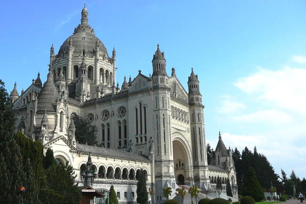 La basilique Sainte-Thérèse de Lisieux, 2e lieu de pèlerinage en France