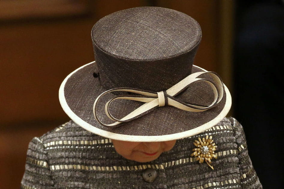 Elle collectionne les chapeaux