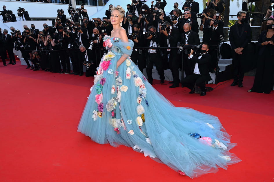 Sharon Stone toute en fleurs sur le tapis rouge