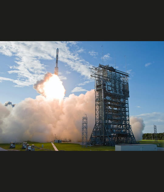 Fum&eacute;e blanche et tour de m&eacute;tal