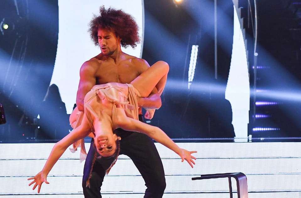 Laurent Maistret torse nu pour une danse endiabl&eacute;e
