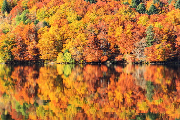 Le lac de Guéry, où l'automne pose ses chatoyantes couleurs