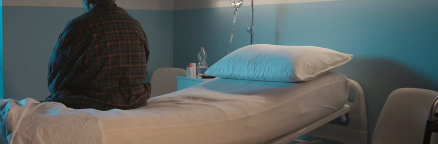 Consid&eacute;r&eacute; comme mort et d&eacute;branch&eacute; &agrave; l'h&ocirc;pital, il se r&eacute;veille juste avant les fun&eacute;railles