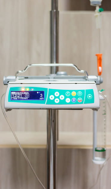 Manipuler une pompe &agrave; perfusion