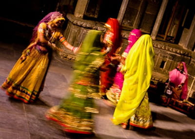 des danseuses dans un haveli d'udaïpur.