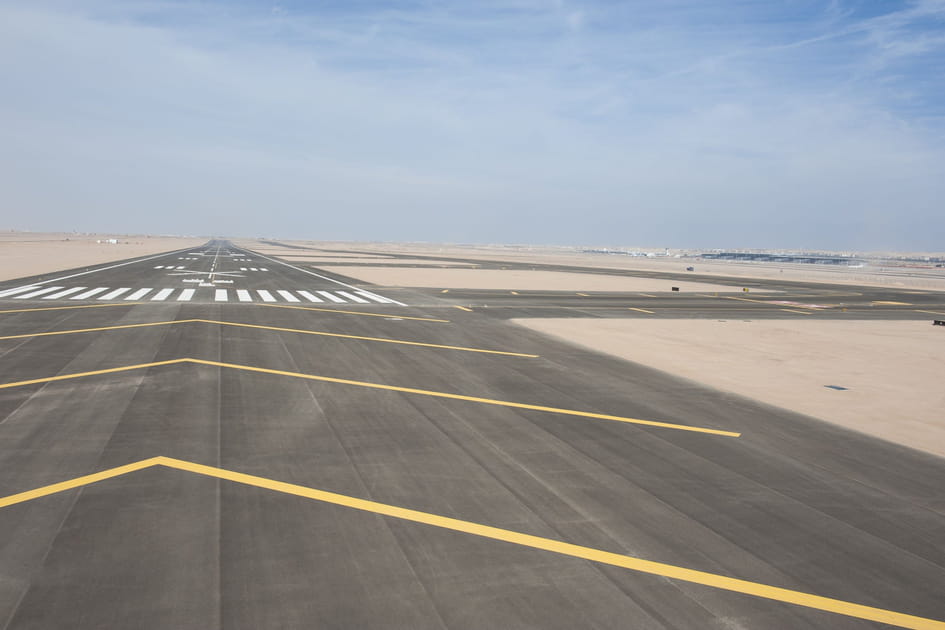 Pr&egrave;s de la piste, le &quot;PAPI&quot; avertit l&rsquo;avion de son angle d&rsquo;approche