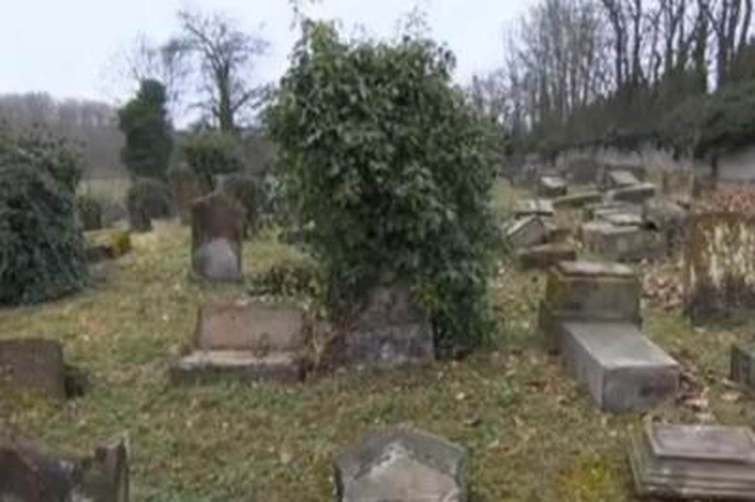 Dégradations dans un cimetière : un lieu de recueillement profané en Normandie