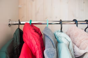 Comment bien ranger ses manteaux quand le froid arrive&nbsp;: voici l'astuce japonaise pour enfin gagner de la place dans son placard