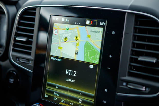 Un grand écran tactile handicapé par son système multimédia