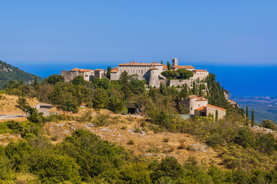 Gourdon, panorama sur la M&eacute;diterran&eacute;e