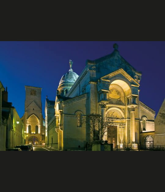 Mise en lumi&egrave;re de la tour Charlemagne et de la basilique Saint-Martin-de-Tours