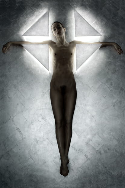 Festival de la photo de nu 2015 : l'affiche polémique de la Crucifixion de Klaus Kampert