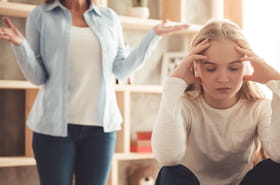 Ces phrases entendues durant l'enfance pèsent lourd : elles brisent l'estime de soi à l'âge adulte