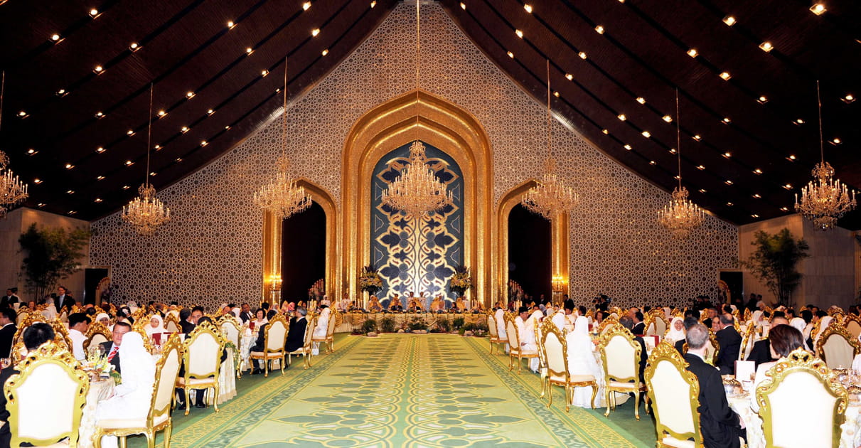 Famille royale de Brunei&nbsp;: 7000&nbsp;voitures de luxe dans le garage du palace...