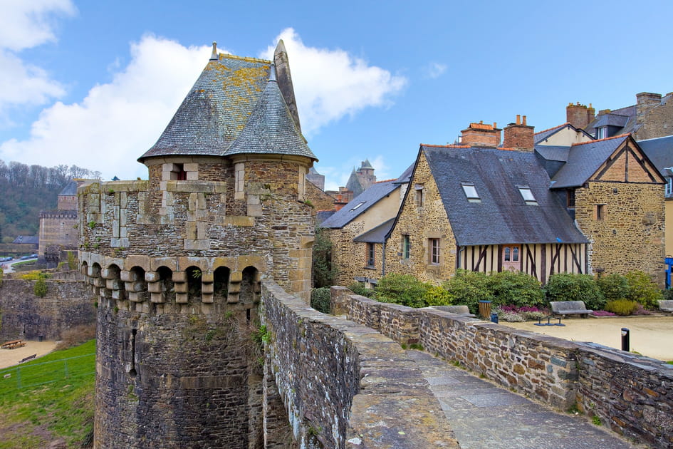 Le ch&acirc;teau-fort de Foug&egrave;res, une imposante forteresse du Moyen &Acirc;ge remarquablement conserv&eacute;e