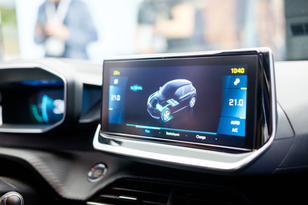 Un i-Cockpit spécifique pour la Peugeot e-208