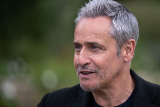 Jean-Michel Tinivelli (Simon Coleman) sans filtre sur sa femme&nbsp;: &quot;On s'est dit oui en sachant tr&egrave;s bien qu'on faisait une erreur&quot;