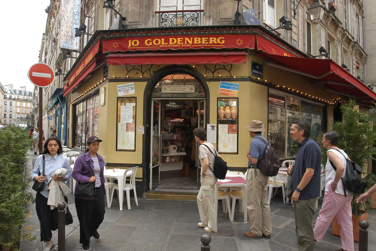 Attentat rue des Rosiers à Paris : qui est le suspect arrêté par Interpol ?