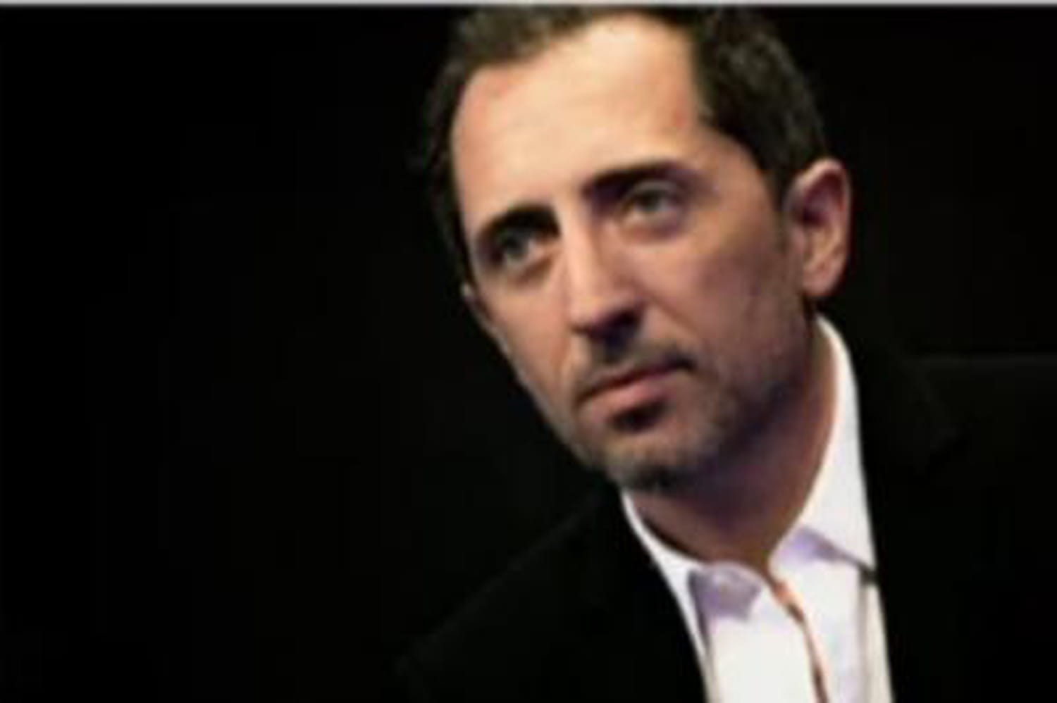 Gad Elmaleh : compte en Suisse, étonnant silence et railleries du Web