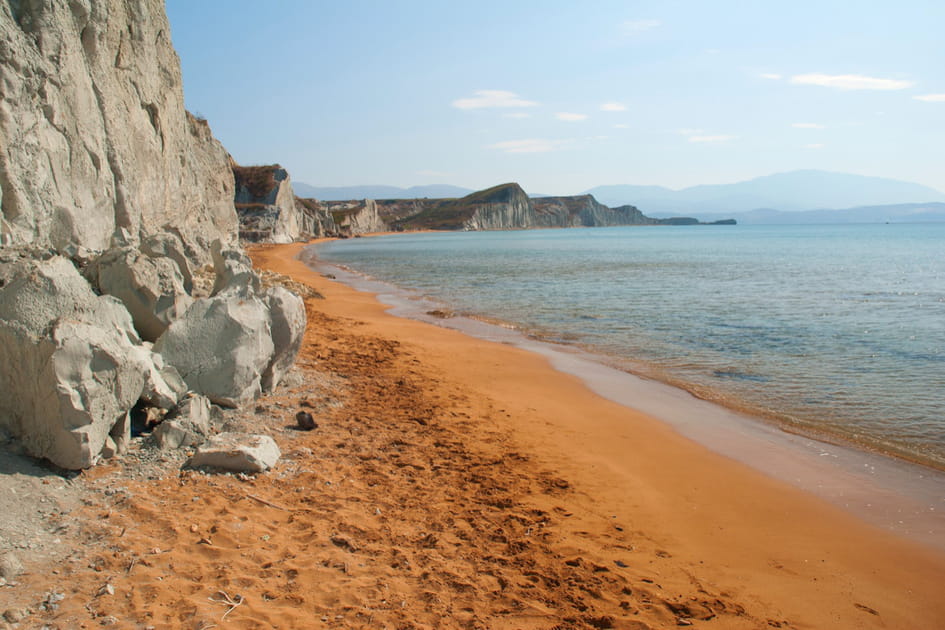 La plage de Xi en C&eacute;phalonie