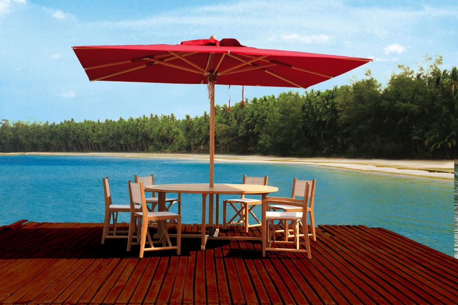 Un parasol rectangulaire pour la table de jardin