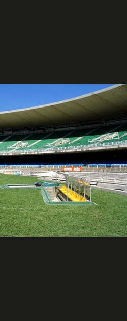 Les officiels br&eacute;siliens quittent le stade apr&egrave;s la d&eacute;faite des leurs