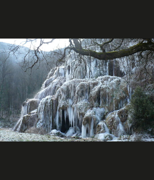 Dentelles de glace sur cascade