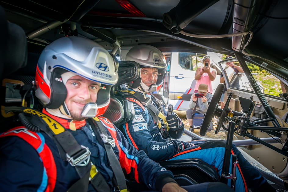 Aux c&ocirc;t&eacute;s de Loeb dans sa voiture de rallye