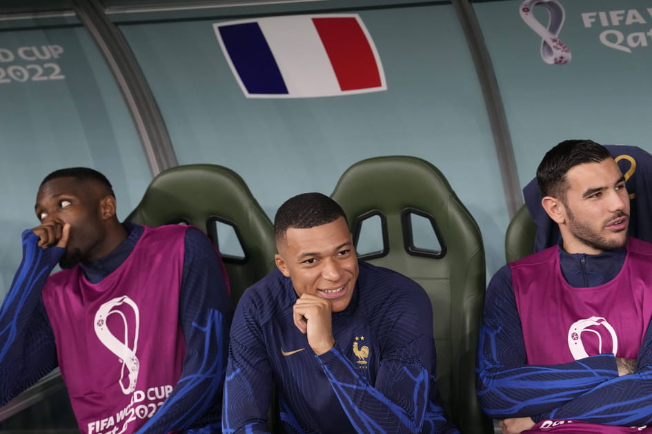 Mbapp&eacute; sur le banc