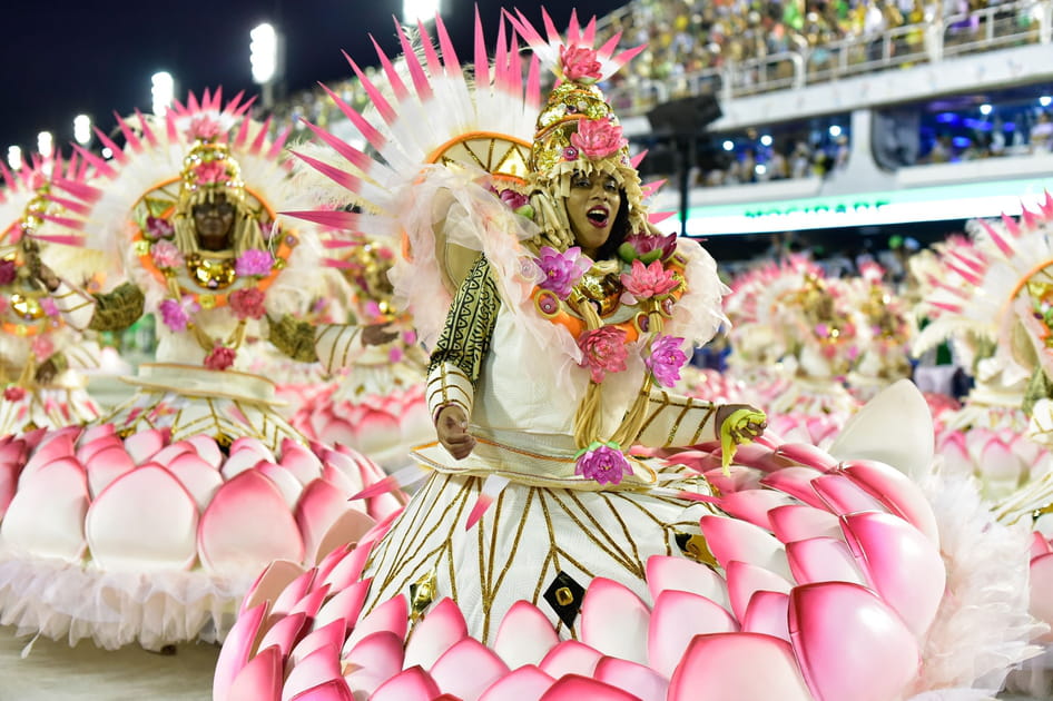 Des costumes fleuris et color&eacute;s