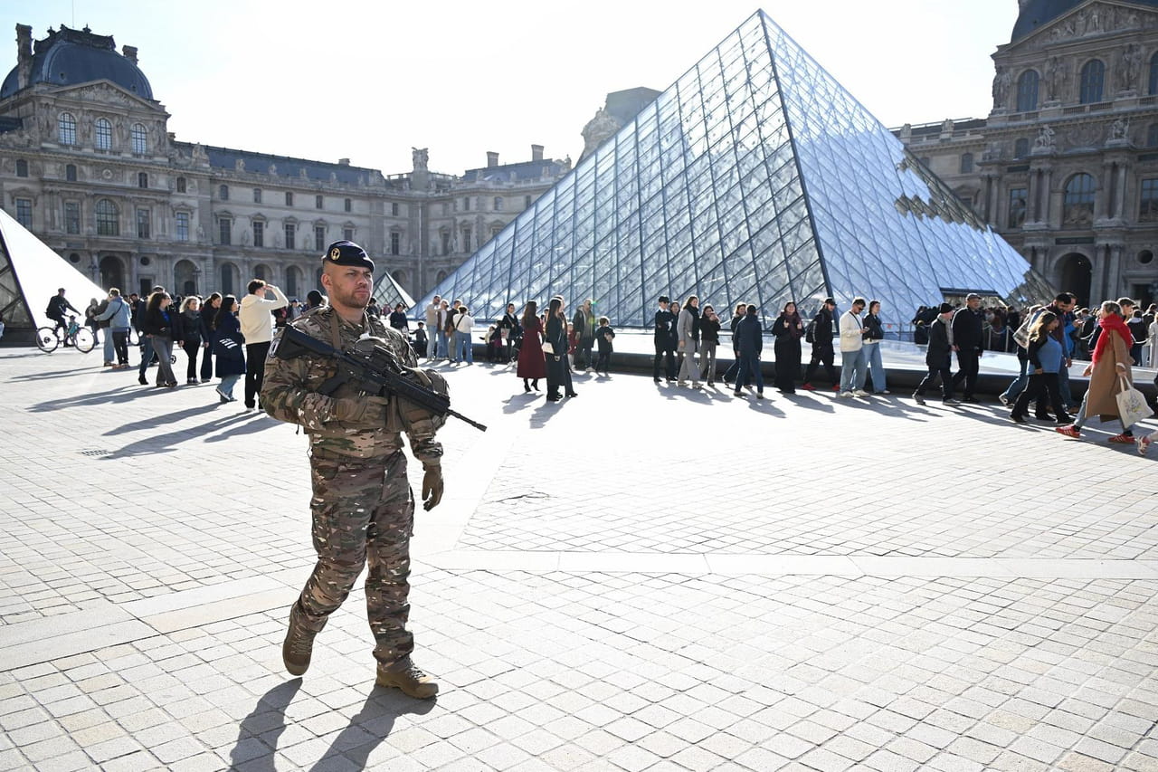 Vol au Louvre : un suspect serait Doudou Cross Bitume, une star des réseaux sociaux