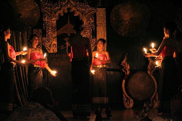 Danse à la bougie en Thaïlande