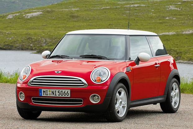 Record de personnes dans une Mini Cooper