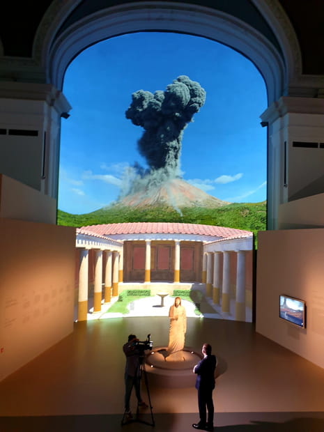 L'éruption du Vésuve projetée sur les murs