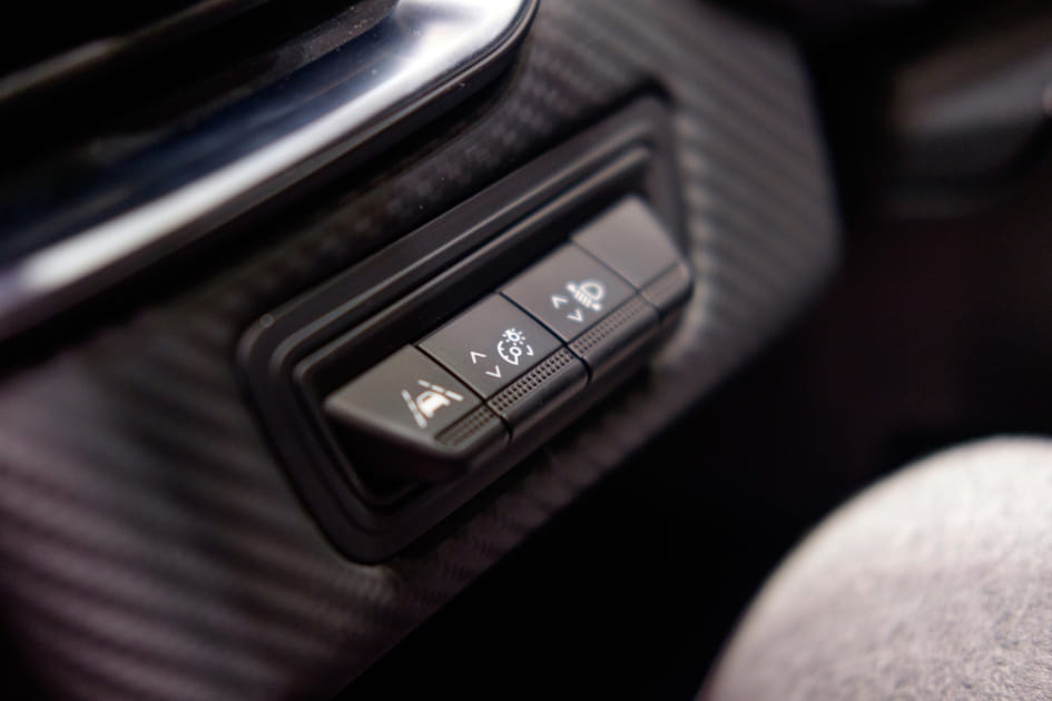 Plusieurs boutons n&eacute;cessaires pour activer la conduite semi-autonome