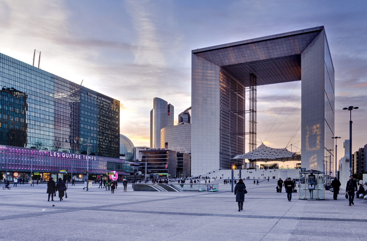 La Défense, aéroport Charles de Gaulle : des projets d'attentats crédibles ?