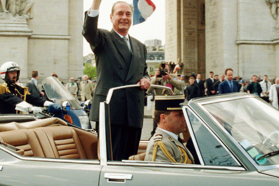 Debout &agrave; l'arri&egrave;re de la SM, Chirac salue la foule