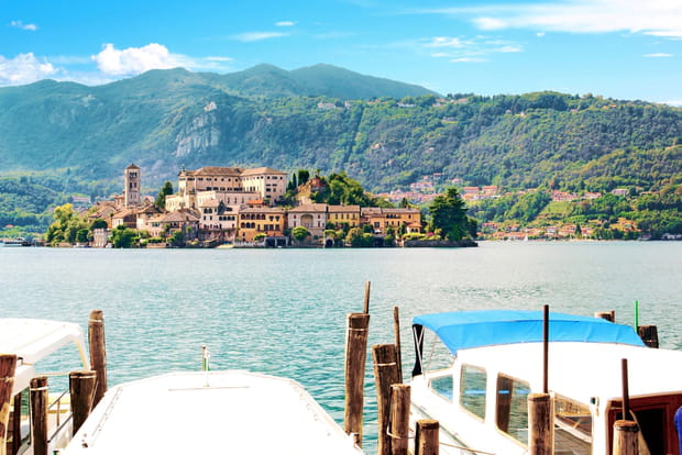 Le charmant lac d'Orta dans la région des grands lacs d'Italie