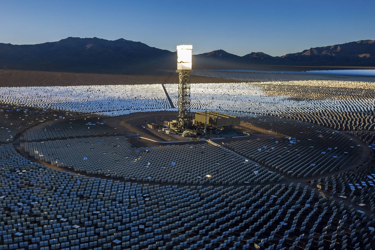 "Gaspillage", "technologie dÃ©passÃ©e"... Une centrale solaire gÃ©ante ferme, elle n'Ã©tait...