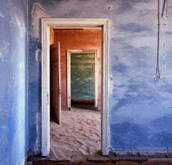 la ville de kolmannskuppe ou kolmanskop qui disparaît recouverte par le sable. 