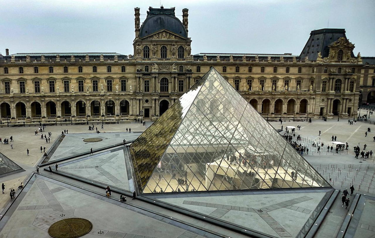 Vol au Louvre : l'enquête s'accélère, deux suspects en garde à vue